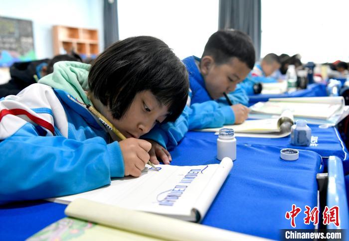 3月14日，西藏拉薩市第一小學一年級六班的學生們在藏語文課上書寫藏文?！±盍?攝
