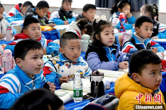 3月14日，西藏拉薩市第一小學一年級六班學生正在上藏語文課?！±盍?攝