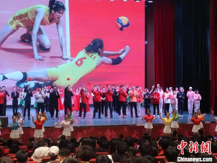 2023年全國(guó)青少年女排集訓(xùn)閉幕式現(xiàn)場(chǎng)?！√旖蝮w育學(xué)院供圖