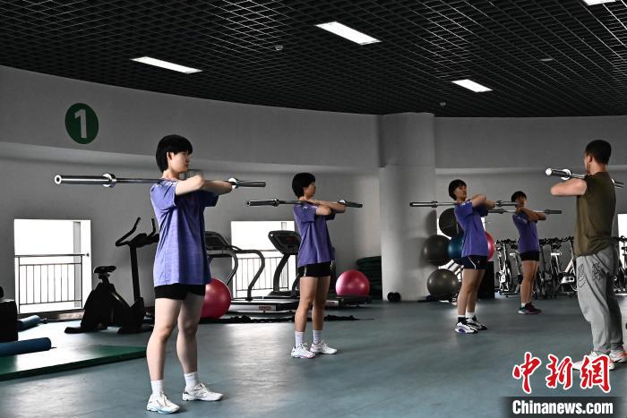 圖為全國(guó)青少年女排在天津進(jìn)行集訓(xùn)?！√旖蝮w育學(xué)院供圖