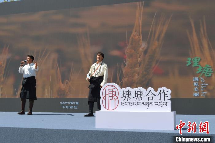 “康巴漢子”現(xiàn)場獻唱?！≈炝杞?攝