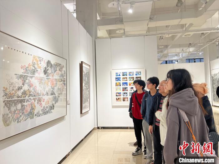 圖為全國(guó)青年教師中國(guó)畫學(xué)術(shù)邀請(qǐng)展現(xiàn)場(chǎng)。　鐘旖 攝