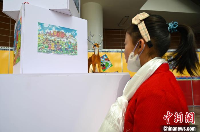 圖為學(xué)生參觀繪畫展?！≮w朗 攝