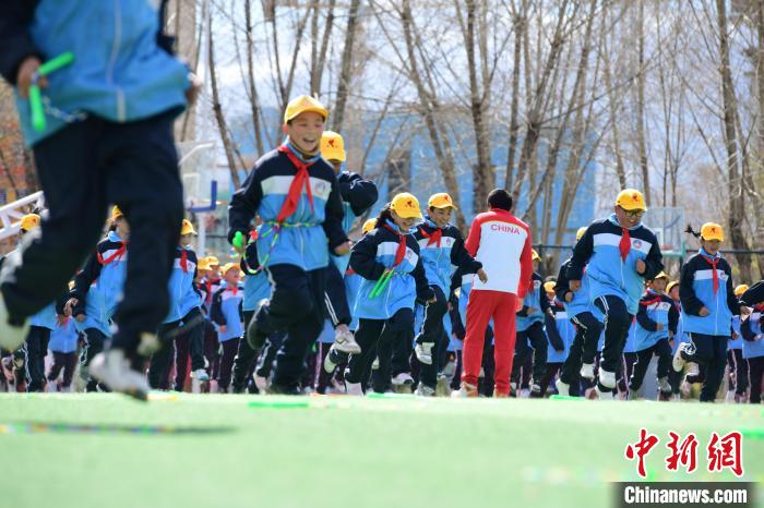 圖為學(xué)生在跳繩教練齊景龍的指導(dǎo)下做準(zhǔn)備運(yùn)動?！∝暩聛硭?攝