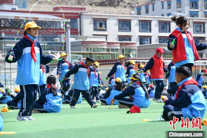圖為學(xué)生正在練習(xí)跳繩?！∝暩聛硭?攝