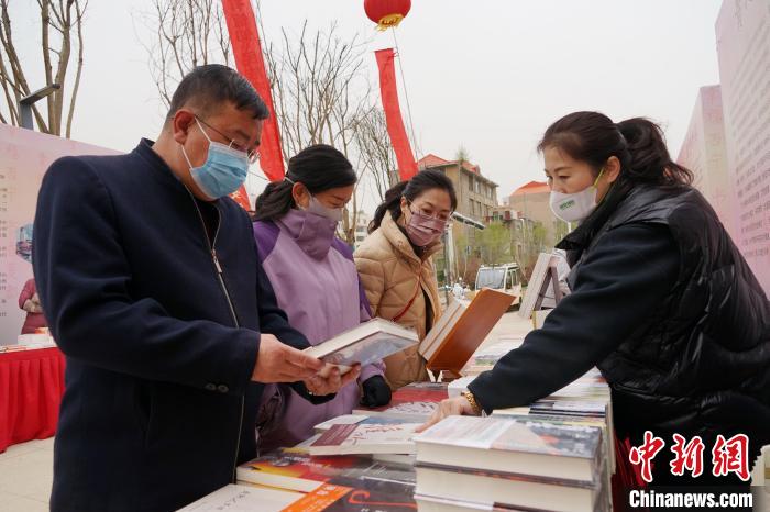 圖為民眾在活動現(xiàn)場購書?！●R銘言 攝