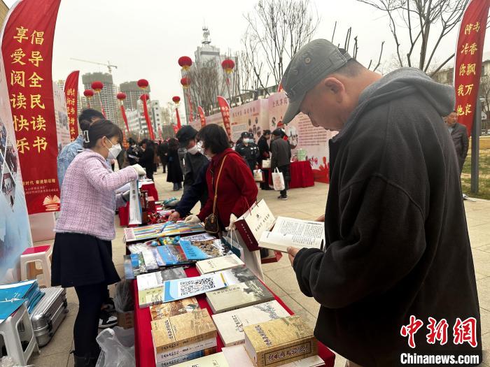 圖為民眾在活動現(xiàn)場讀書、購書?！±铍h 攝