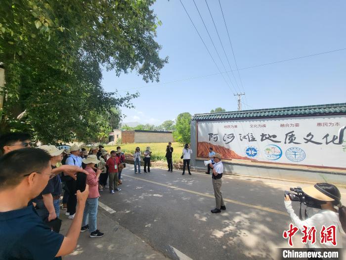 圖為中國地質大學(北京)教授張緒教介紹村落情況?！『衍?攝
