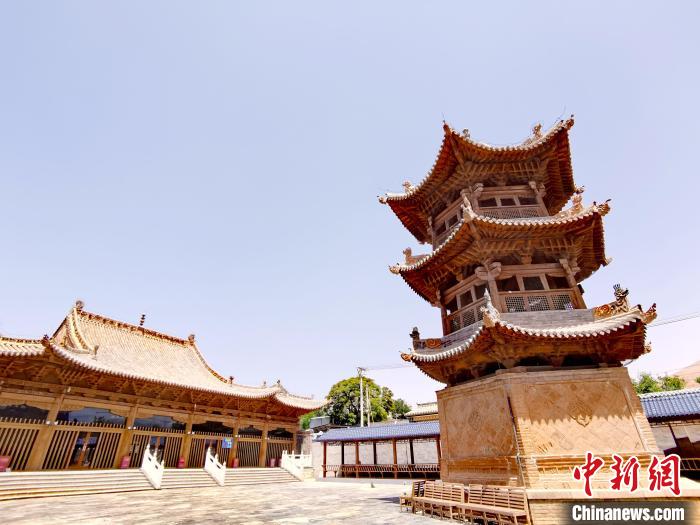 圖為阿河灘清真寺局部?！?zhí)砀?攝