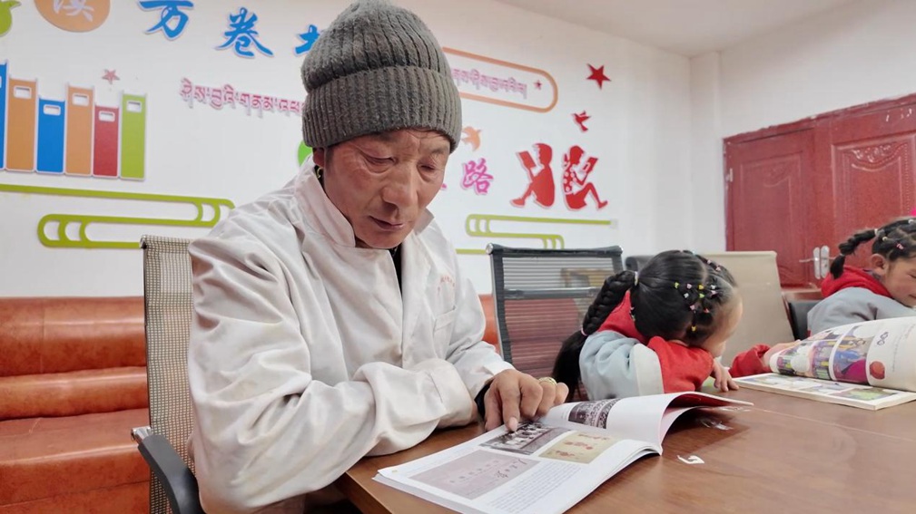一位當(dāng)?shù)卮迕窈秃⒆觽冊谀良視堇锉M情享受閱讀時(shí)光。申扎縣融媒體中心供圖