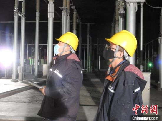 圖為5月10日凌晨，國網(wǎng)青海檢修公司柴達(dá)木換流站運維人員在進(jìn)行柴拉直流系統(tǒng)停電操作?！∫杂?攝