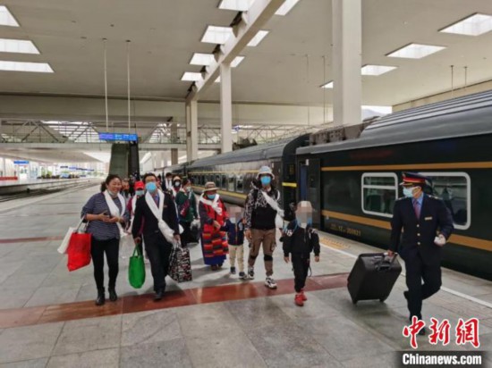 圖為拉薩車站工作人員為西藏先心病患兒和陪同人員提供“綠色”接力幫扶，并開通了專門通道，讓他們快速進(jìn)站上車。拉薩車站 供圖