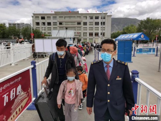 圖為拉薩車站工作人員為西藏先心病患兒和陪同人員提供“綠色”接力幫扶，并開通了專門通道，讓他們快速進(jìn)站上車。拉薩車站 供圖