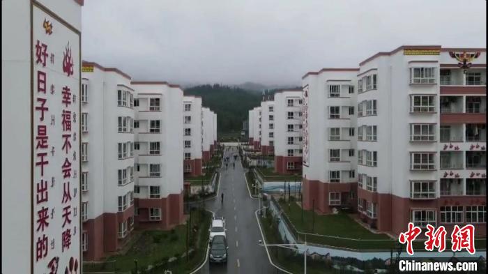 越西縣最大的易地扶貧搬遷安置點——城北感恩社區(qū)?！『武?攝