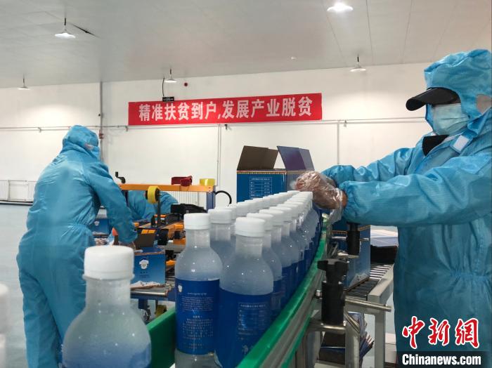 圖為阿里地區(qū)措勤縣某飲用水加工公司，該公司以“基地+公司+貧困民眾”為運(yùn)營(yíng)模式，帶動(dòng)貧困民眾68戶(hù)232人?！≈x牧 攝