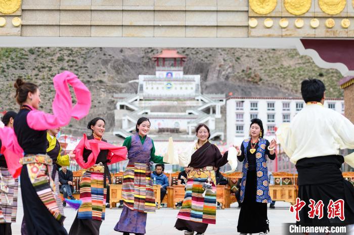 圖為西藏昌都市洛隆縣易地搬遷安置點(diǎn)阿托卡小康示范新村村民載歌載舞慶脫貧(資料圖)?！『闻罾?攝