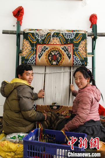 圖為1月15日，在日喀則市謝瑪氆氌農(nóng)村合作社，拉孜村一對夫婦在編織卡墊(資料圖)?！≮w朗 攝