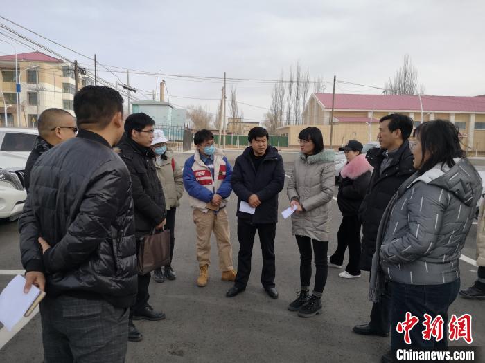 圖為青海大學(xué)工作人員正在現(xiàn)場(chǎng)考察該項(xiàng)目進(jìn)行情況?！±罱瓕?攝