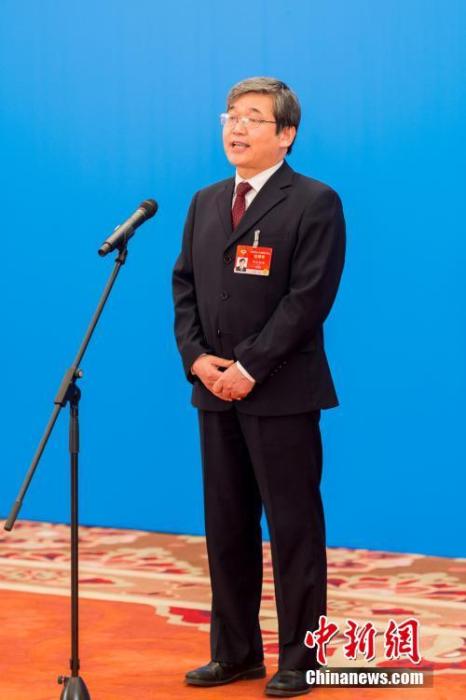 3月10日，全國政協(xié)十三屆四次會議第三場“委員通道”采訪活動在北京人民大會堂新聞發(fā)布廳舉行。圖為全國政協(xié)委員阿拉坦倉通過網(wǎng)絡(luò)視頻方式接受媒體采訪。<a target='_blank' ><p  align=