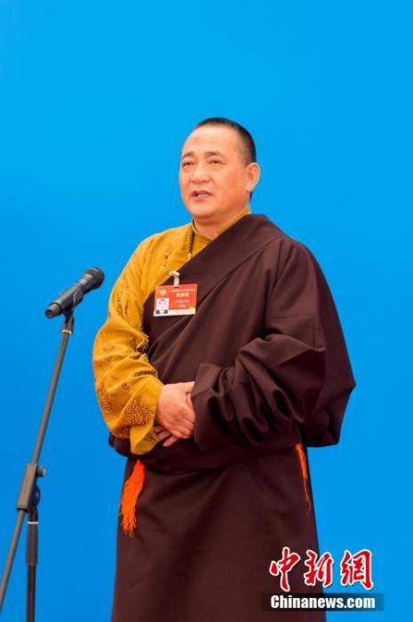 3月10日，全國政協(xié)十三屆四次會議第三場“委員通道”采訪活動在北京人民大會堂新聞發(fā)布廳舉行。圖為全國政協(xié)委員洛桑山丹通過網(wǎng)絡(luò)視頻方式接受媒體采訪。<a target='_blank' ><p  align=