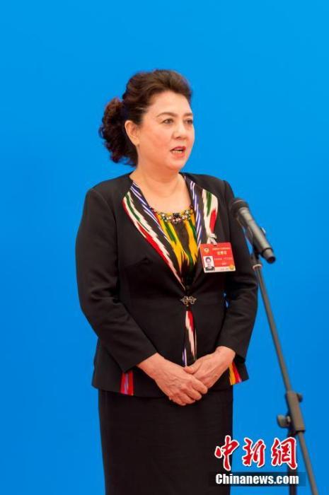 3月10日，全國政協(xié)十三屆四次會議第三場“委員通道”采訪活動在北京人民大會堂新聞發(fā)布廳舉行。圖為全國政協(xié)委員古麗帕麗·阿不都拉通過網(wǎng)絡(luò)視頻方式接受媒體采訪。<a target='_blank' ><p  align=
