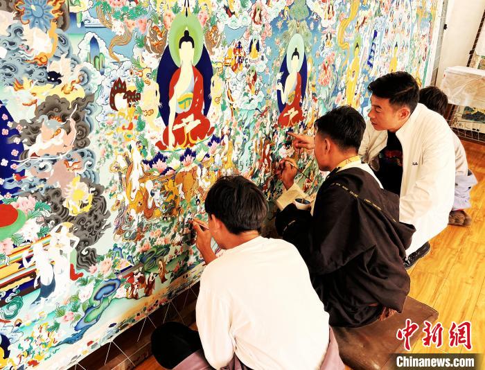 青海唐卡藝術小鎮(zhèn)：“勞模畫師”師帶徒，文化扶貧富一方