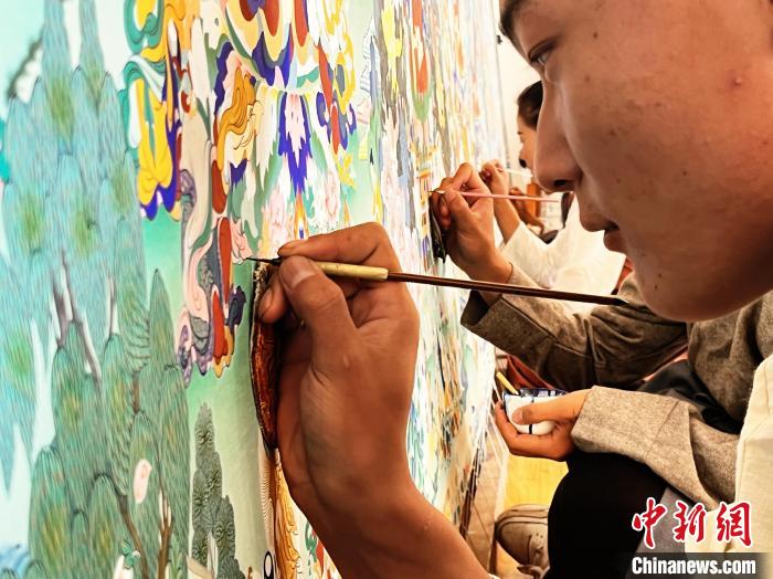 圖為畫師繪畫唐卡?！●R文莉 供圖