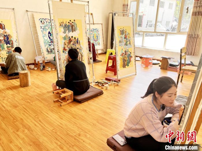 圖為畫室內學徒練習繪畫唐卡。　馬文莉 供圖