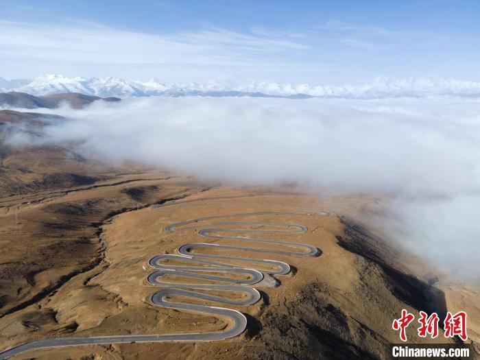 圖為西藏定日縣，前往珠穆朗瑪峰大本營(yíng)蜿蜒的公路與云海。　江飛波 攝