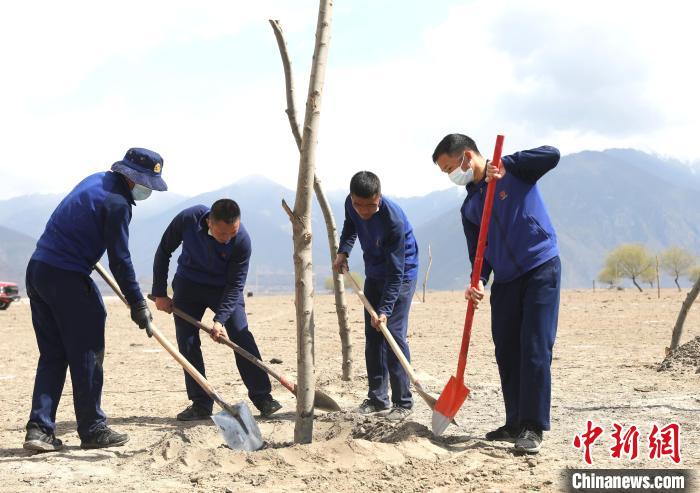 林芝市巴宜區(qū)森林消防中隊志愿服務隊正在平坑。　西繞拉翁 攝