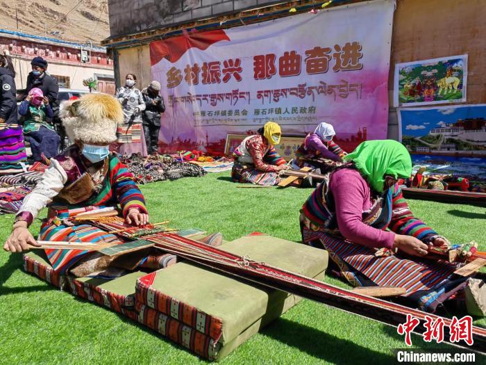 圖為2022年，安多縣雁石坪鎮(zhèn)“鄉(xiāng)村振興那曲奮進”編織技藝比賽現(xiàn)場。資料圖 那曲市“鄉(xiāng)村振興 那曲奮進”活動辦供圖