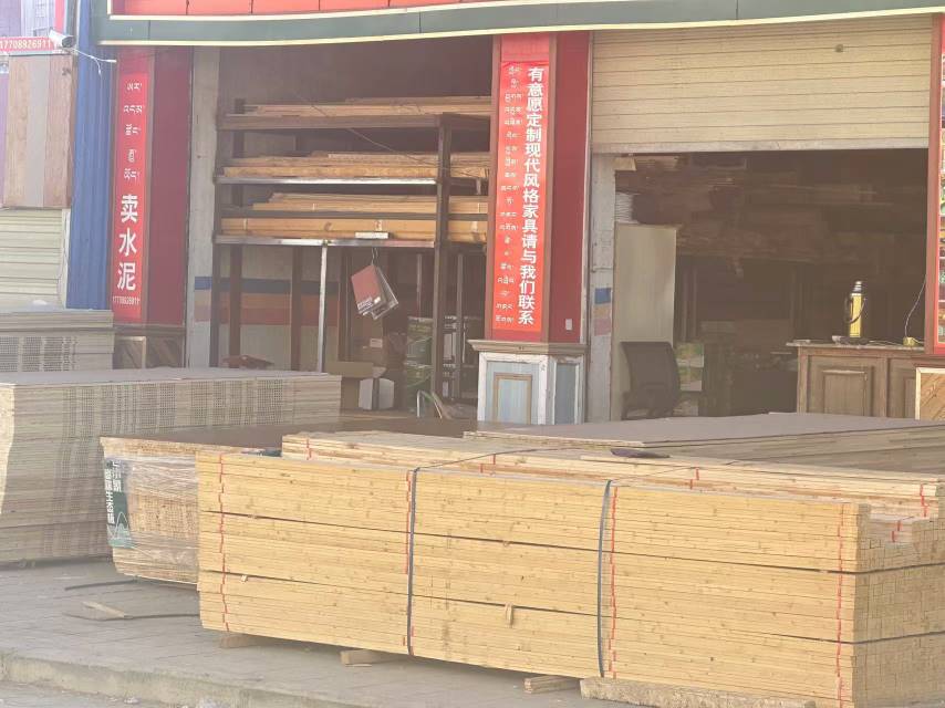 白朗縣頗羅鼐大道西段人行道擺放建材。圖片由留言網(wǎng)友提供