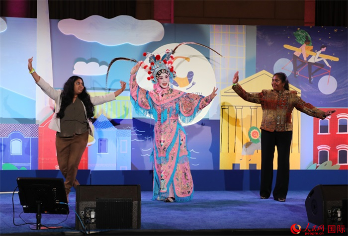 當(dāng)?shù)厝A人京劇社團(tuán)的青年演員現(xiàn)場(chǎng)表演京劇選段，并與現(xiàn)場(chǎng)觀(guān)眾近距離互動(dòng)。人民網(wǎng)記者 李志偉攝