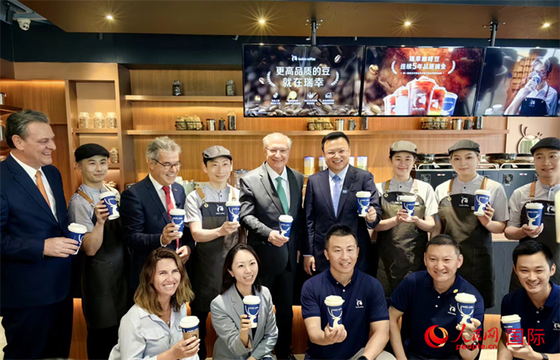 巴西副總統(tǒng)阿爾克明在北京某咖啡店推廣巴西咖啡。人民網(wǎng)記者 符園園攝