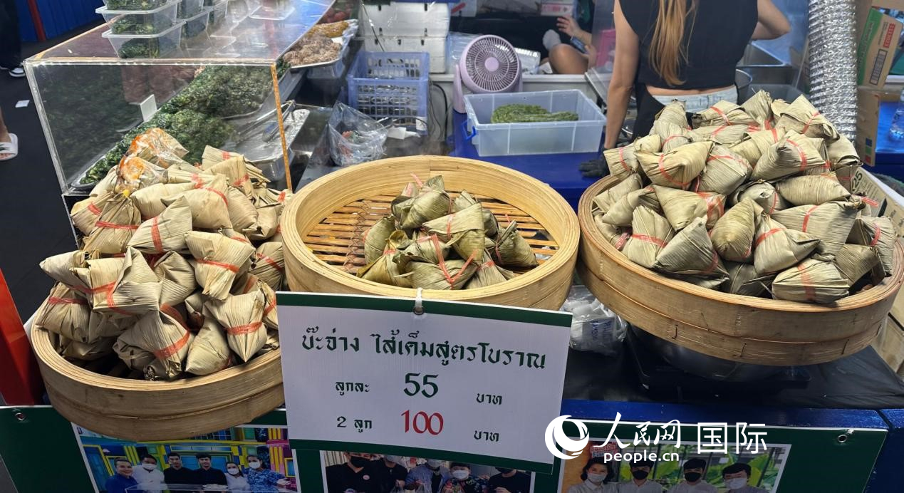 泰國(guó)街頭小吃店售賣(mài)粽子。人民網(wǎng)記者 簡(jiǎn)承淵攝