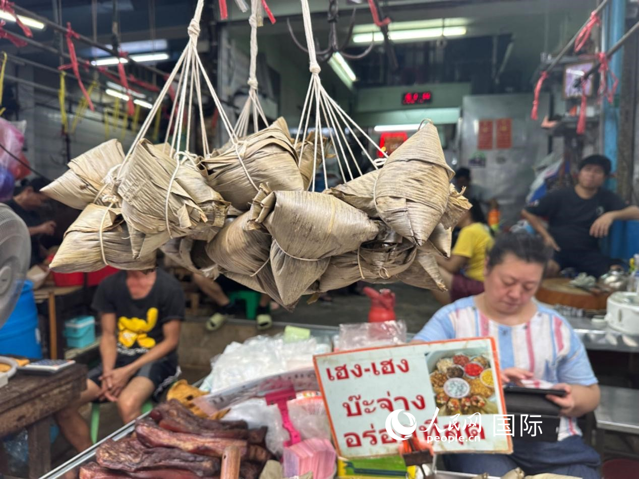 唐人街店鋪售賣(mài)的粽子。人民網(wǎng)記者 簡(jiǎn)承淵攝