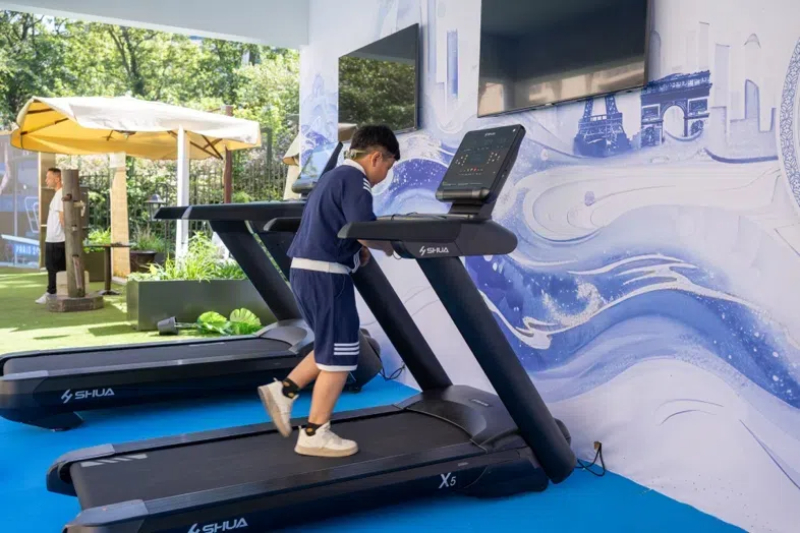 小朋友在智慧體育公園體驗跑步機。巴黎
