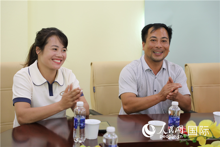 越南沙巴市黃連寄宿制民族小學(xué)老師阮氏秋姮、阮文享。人民網(wǎng)記者簡承淵攝