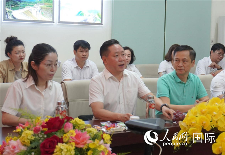 越中電力公司董事長李志雄（前排左二）介紹越南電力情況。葛沙莎攝