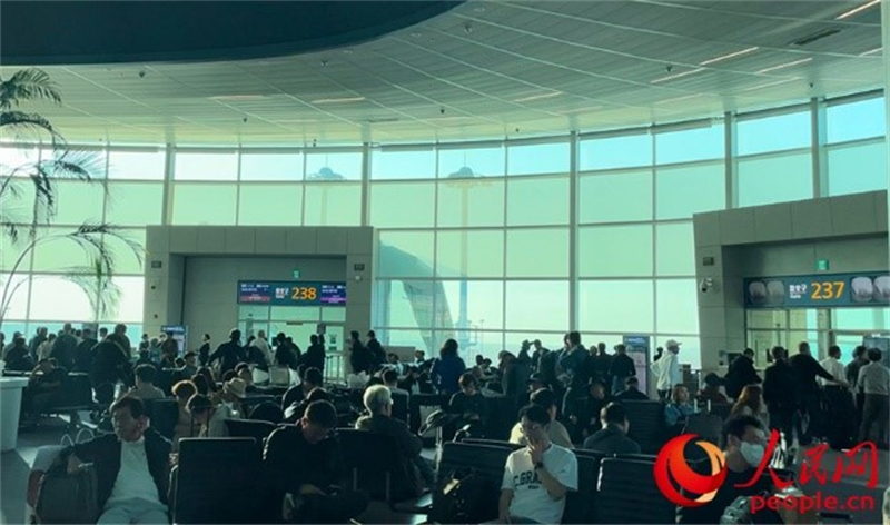 仁川機(jī)場等待登機(jī)的旅客。人民網(wǎng) 李帆攝