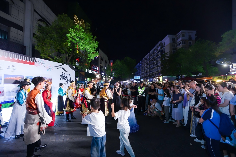 來自浙江省湖州市菱湖中學(xué)藏族班的學(xué)生演繹工布舞蹈。唐趙龍攝.jpg