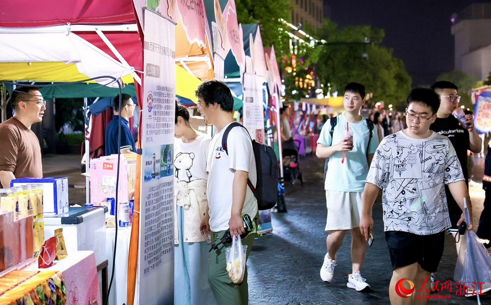 林芝專場(chǎng)特色產(chǎn)品展銷活動(dòng)在杭州武林夜市舉行。人民網(wǎng) 程欣攝