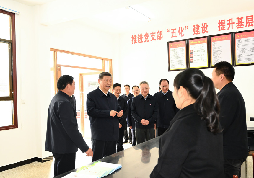2024年3月18日至21日，中共中央總書(shū)記、國(guó)家主席、中央軍委主席習(xí)近平在湖南考察。這是19日下午，習(xí)近平在常德市鼎城區(qū)謝家鋪鎮(zhèn)港中坪村黨群服務(wù)中心了解當(dāng)?shù)貫榛鶎訙p負(fù)、提升基層治理效能等情況。新華社記者 燕雁 攝