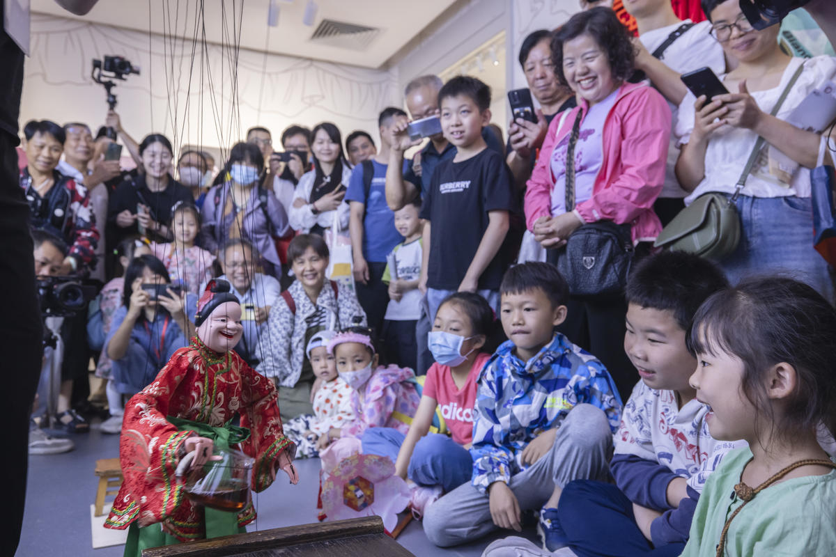 5月1日，廣州市白鵝潭大灣區(qū)藝術(shù)中心非物質(zhì)文化遺產(chǎn)館內(nèi)，精彩的梅縣提線木偶戲表演吸引了眾多游客駐足觀賞。 來源：人民圖片網(wǎng)