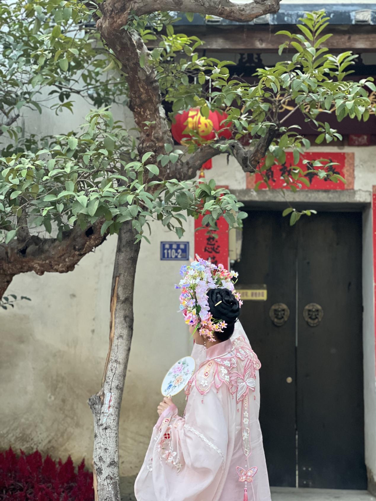 福建泉州，頭戴簪花的游客正拍照留念。人民網 歐陽易佳攝