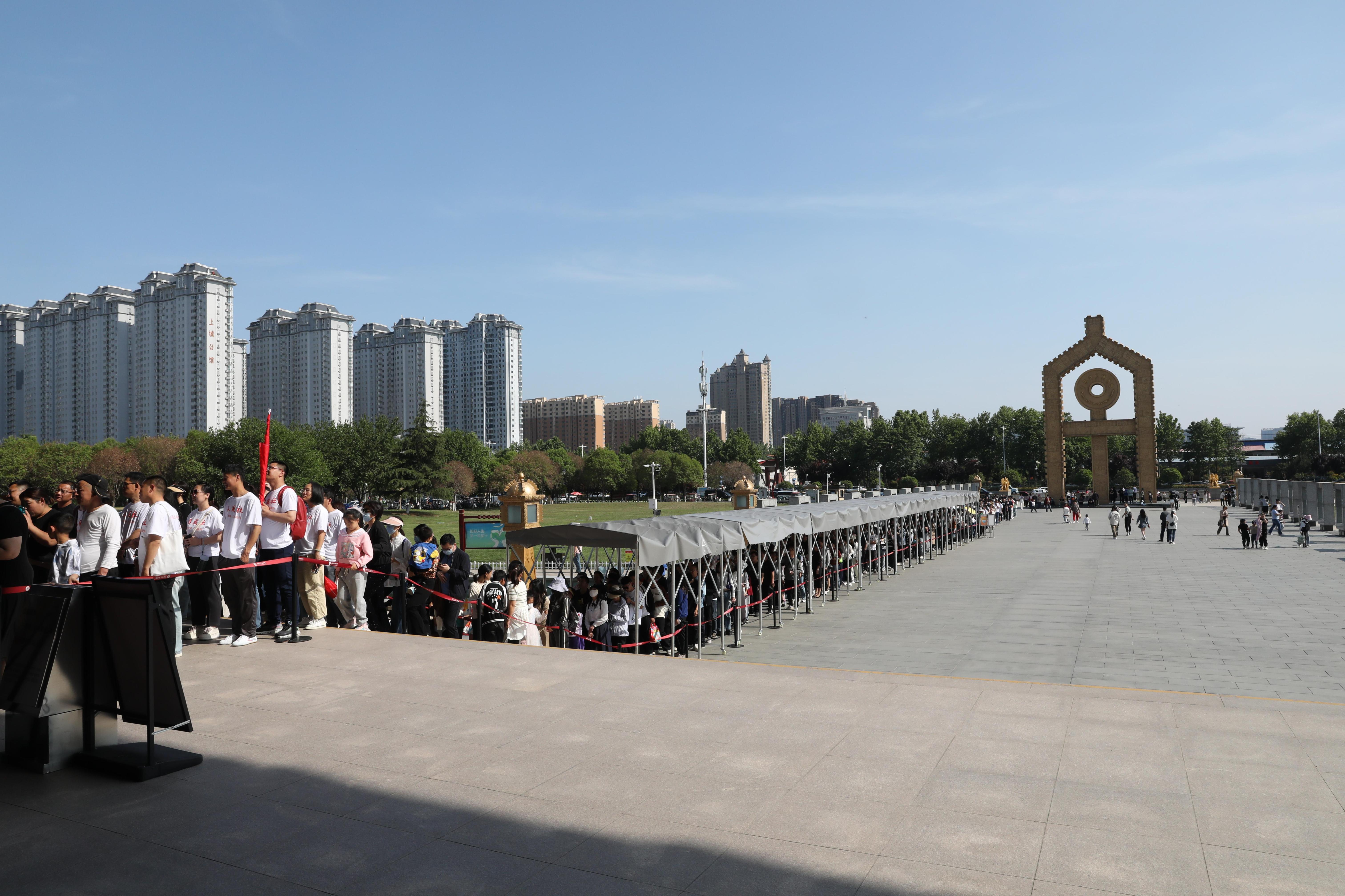“五一”期間，中國文字博物館外游客有序排隊(duì)。中國文字博物館供圖