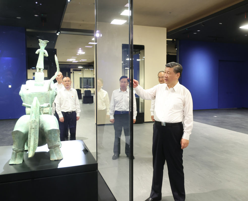 2023年7月26日，習(xí)近平總書記在四川省德陽市考察了三星堆博物館，了解當(dāng)?shù)貧v史文化遺址發(fā)掘研究、文物保護(hù)修復(fù)等情況。