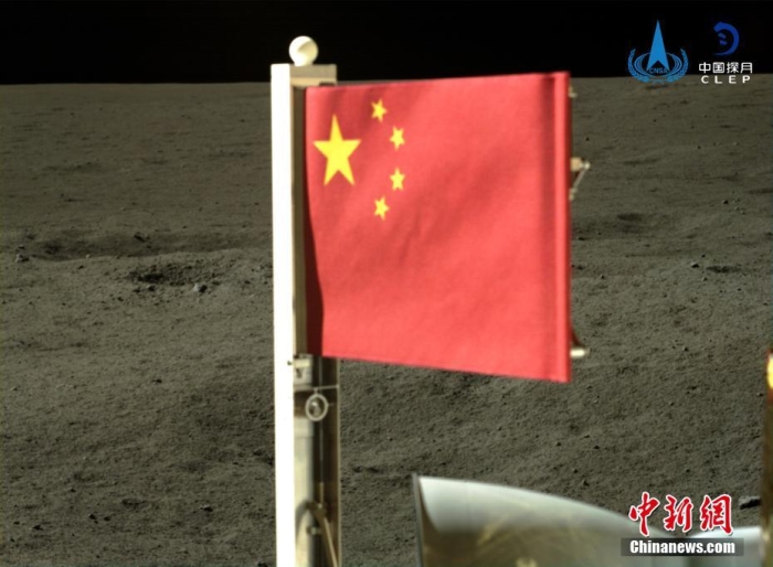 6月4日，中國國家航天局公布了嫦娥六號探測器在月球背面的五星紅旗展示影像。鮮艷的五星紅旗再次閃耀月球，這也是中國首次在月球背面獨立動態(tài)展示國旗。<a target='_blank' href='/'><p  align=