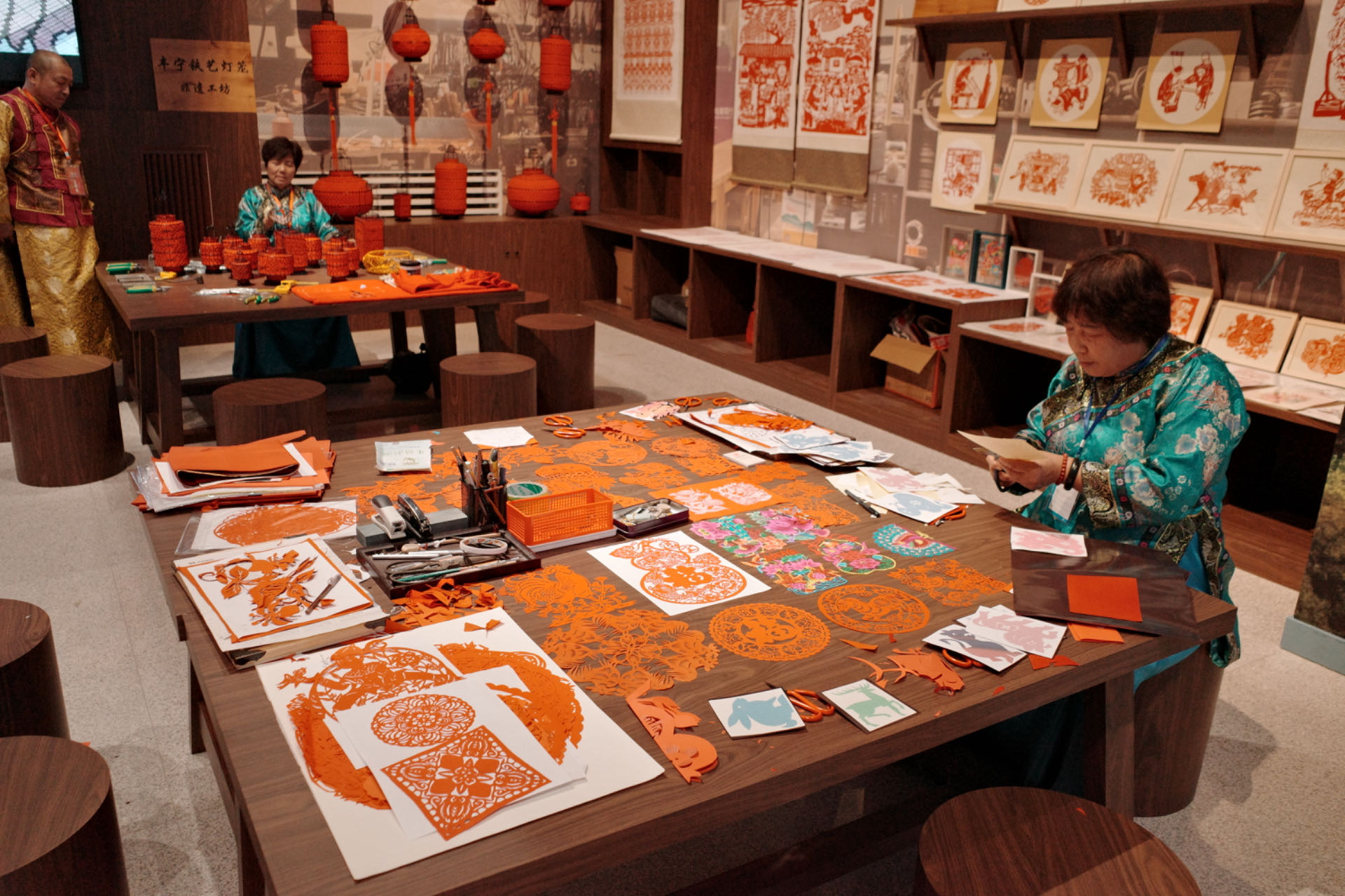 “氣象萬(wàn)千——中國(guó)非遺保護(hù)實(shí)踐主題展”上，非遺傳承人現(xiàn)場(chǎng)展示。人民網(wǎng)記者 劉微攝