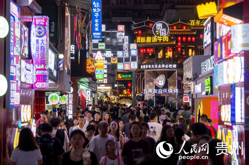 6月21日，貴陽，青云市集內(nèi)游人如織。人民網(wǎng)記者 翁奇羽攝